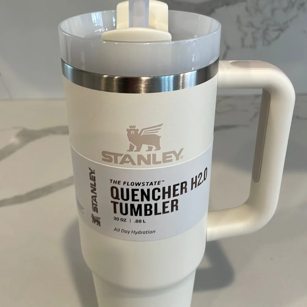 Stanley - 30 oz. CREAM Quencher H2.0 Flowstate Tumbler with Handle - NWT!